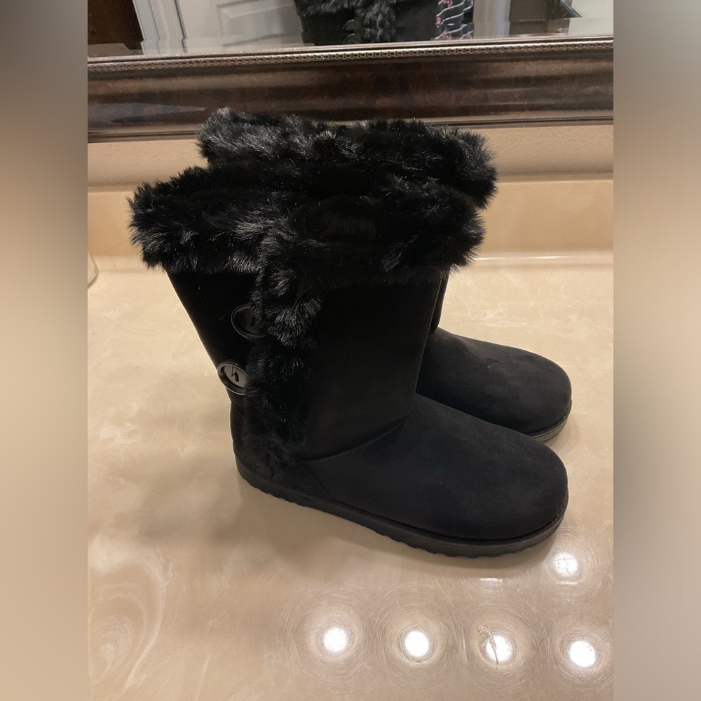 SO Abigail Women’s Faux-Fur Winter Boots. Black. Size 11